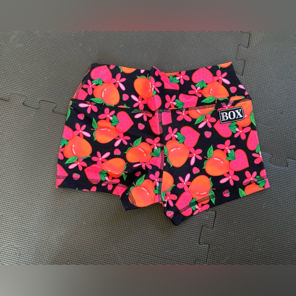 Rok the Box booty shorts, M